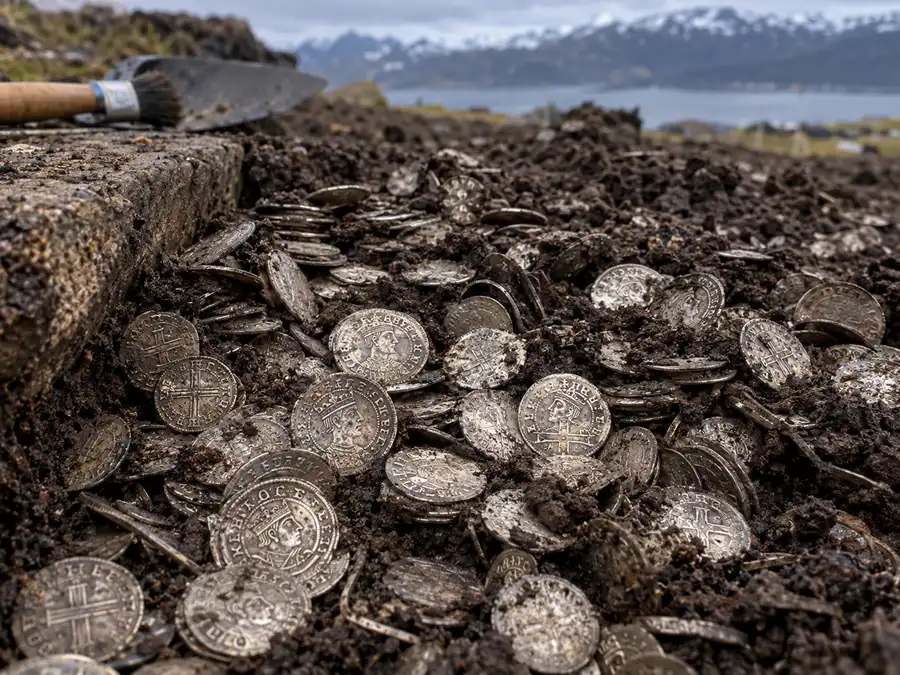 Wikingerzeitlicher Silbermünzschatz mit tausenden Münzen bei einer archäologischen Ausgrabung in Norwegen